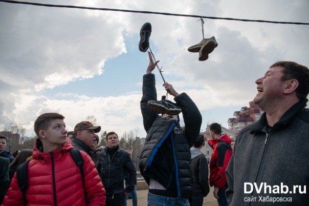 Откуда взялась фишка с кроссовками на проводах? Откуда взялась фишка с кроссовками на проводах?