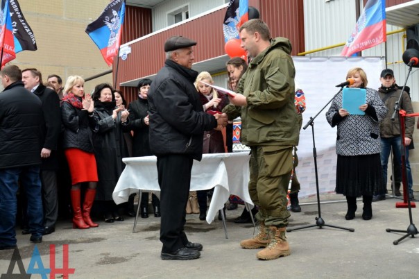 Глава ДНР вручил ключи от новых квартир жителям Юнокоммунаровска, потерявшим кров из-за боев