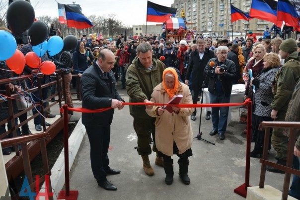 Глава ДНР вручил ключи от новых квартир жителям Юнокоммунаровска, потерявшим кров из-за боев