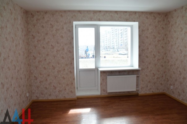 Глава ДНР вручил ключи от новых квартир жителям Юнокоммунаровска, потерявшим кров из-за боев