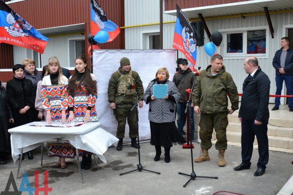 Глава ДНР вручил ключи от новых квартир жителям Юнокоммунаровска, потерявшим кров из-за боев