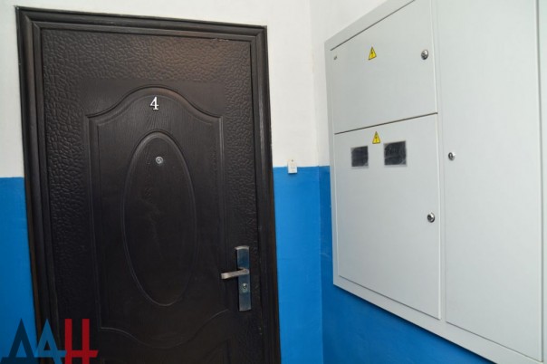 Глава ДНР вручил ключи от новых квартир жителям Юнокоммунаровска, потерявшим кров из-за боев