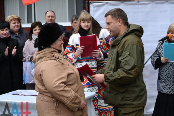 Глава ДНР вручил ключи от новых квартир жителям Юнокоммунаровска, потерявшим кров из-за боев