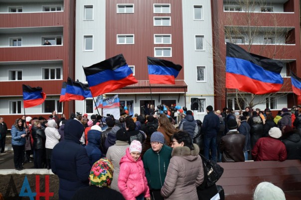 Глава ДНР вручил ключи от новых квартир жителям Юнокоммунаровска, потерявшим кров из-за боев