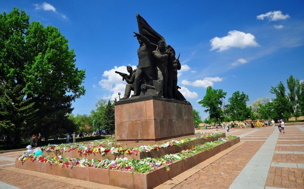 Что ищут украинские каратели у памятника Советским Героям?