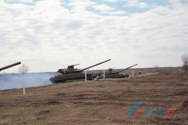 Танковые экипажи Народной милиции ЛНР провели занятия с контрольными стрельбами. Лучших танкистов наградили тортами Танковые экипажи Народной милиции ЛНР провели занятия с контрольными стрельбами. Лучших танкистов наградили тортами