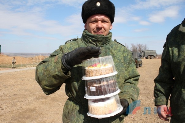 Танковые экипажи Народной милиции ЛНР провели занятия с контрольными стрельбами. Лучших танкистов наградили тортами Танковые экипажи Народной милиции ЛНР провели занятия с контрольными стрельбами. Лучших танкистов наградили тортами