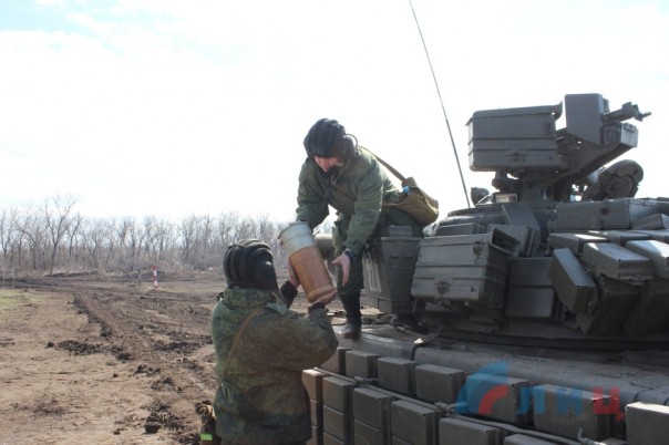 Танковые экипажи Народной милиции ЛНР провели занятия с контрольными стрельбами. Лучших танкистов наградили тортами Танковые экипажи Народной милиции ЛНР провели занятия с контрольными стрельбами. Лучших танкистов наградили тортами