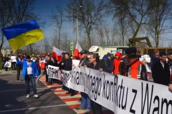 Галичанские «сепары» перекрыли трассу Львов-Варшава и призывают Польшу спасти их от режима Порошенко Галичанские «сепары» перекрыли трассу Львов-Варшава и призывают Польшу спасти их от режима Порошенко