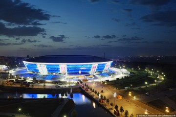 Ровно в 00.00 "Донбасс Арена" загорелась огнями, впервые с начала войны