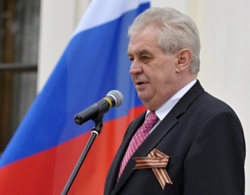 Президент Чехии по-русски потребовал снятия санкций с России и объявил себя "агентом Путина"