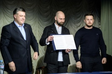 Правые радикалы объявили войну Порошенко