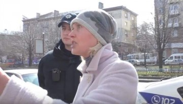 "Вы разрушаете Украину!", - жительница Николаева активистам-рисовальщикам возле Сбербанка