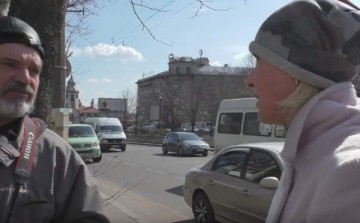"Вы разрушаете Украину!", - жительница Николаева активистам-рисовальщикам возле Сбербанка 