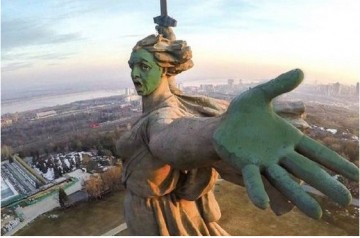 Волгоград встал на дыбы:  команда Навального "изувечила" Родину-мать