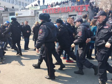 Медиа-волнище: Это Революция, господа! В Москве начали строить баррикады, в Питере ОМОН бежит от людей