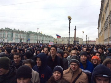 Медиа-волнище: Это Революция, господа! В Москве начали строить баррикады, в Питере ОМОН бежит от людей