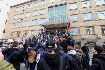 Медиа-волнище: Это Революция, господа! В Москве начали строить баррикады, в Питере ОМОН бежит от людей