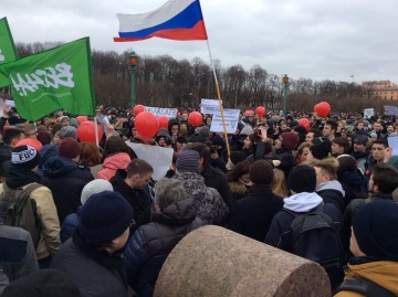 Медиа-волнище: Это Революция, господа! В Москве начали строить баррикады, в Питере ОМОН бежит от людей