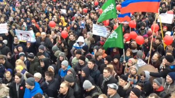 Медиа-волнище: Это Революция, господа! В Москве начали строить баррикады, в Питере ОМОН бежит от людей