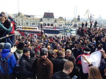 Медиа-волнище: Это Революция, господа! В Москве начали строить баррикады, в Питере ОМОН бежит от людей