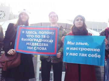 Медиа-волнище: Это Революция, господа! В Москве начали строить баррикады, в Питере ОМОН бежит от людей