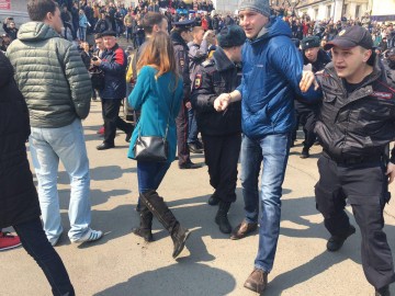 Медиа-волнище: Это Революция, господа! В Москве начали строить баррикады, в Питере ОМОН бежит от людей