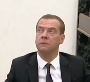 Медведева колбасит на планерке...