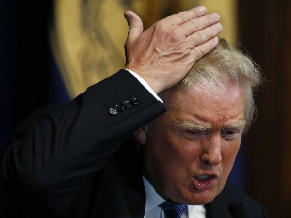 Видео: Трамп оконфузился на церемонии в Белом доме Видео: Трамп оконфузился на церемонии в Белом доме