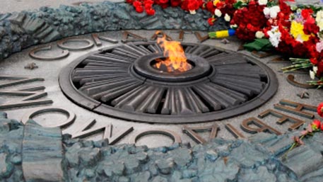 В Киеве вандалы украли бронзовые элементы Вечного огня. Готовятся к 9 мая?