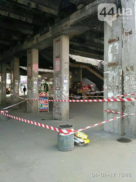 В Киеве на голову девушке упал кусок облицовки ещё одного "уставшего" моста В Киеве на голову девушке упал кусок облицовки ещё одного "уставшего" моста