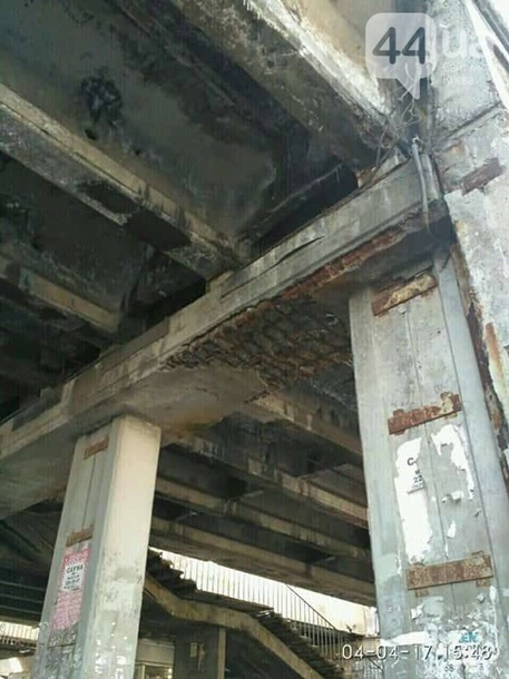 В Киеве на голову девушке упал кусок облицовки ещё одного "уставшего" моста В Киеве на голову девушке упал кусок облицовки ещё одного "уставшего" моста
