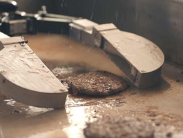 Американская сеть ресторанов быстрого питания CaliBurger впервые в мире использовала робота, заменяющего человека