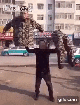 Трюк пошёл не по плану, напугав фокусника и его ассистента (видео)