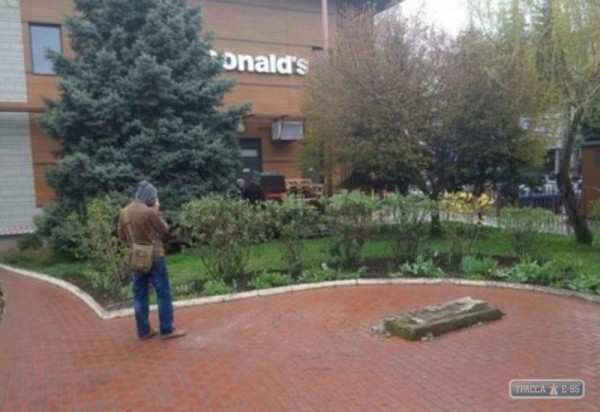 В Одессе снесли памятник, посвященный победе Одесской советской республики над украинской армией В Одессе снесли памятник, посвященный победе Одесской советской республики над украинской армией