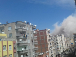 Мощный взрыв прогремел у здания полицейской академии в турецком Диярбакыре