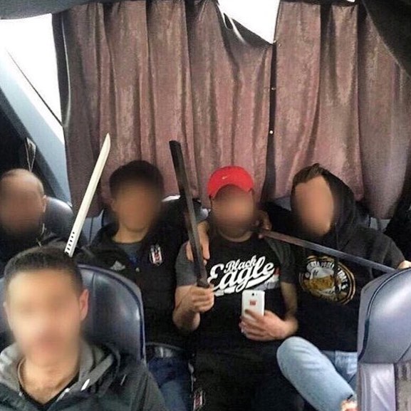 Турки заставили французских фанатов спасаться на футбольном поле. Фанаты избивали болельщиков костылями (Фото, видео) Турки заставили французских фанатов спасаться на футбольном поле. Фанаты избивали болельщиков костылями (Фото, видео)