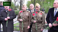 Два киевских ветерана не побоялись выйти с цветами к памятнику советскому генералу