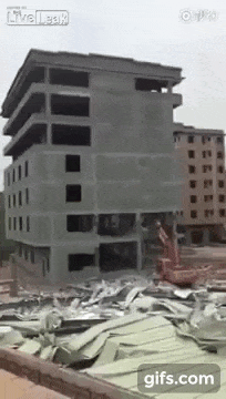 Здание обрушилось на экскаватор, похоронив машиниста заживо (видео)