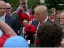 Мальчик подал Трампу бейсболку для автографа, а президент швырнул её в толпу