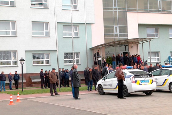 В Черкассах вооруженные люди заняли облэнерго В Черкассах вооруженные люди заняли облэнерго