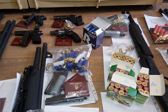 В Черкассах вооруженные люди заняли облэнерго В Черкассах вооруженные люди заняли облэнерго