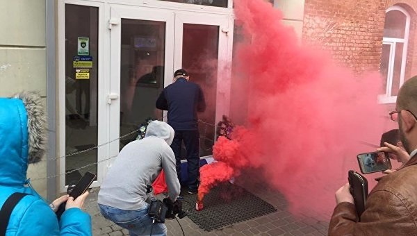 Во Львове бессрочно заблокировали Сбербанк Во Львове бессрочно заблокировали Сбербанк