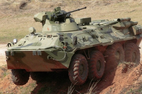 Западный военный округ получил на вооружение более 140 новейших БТР-82А