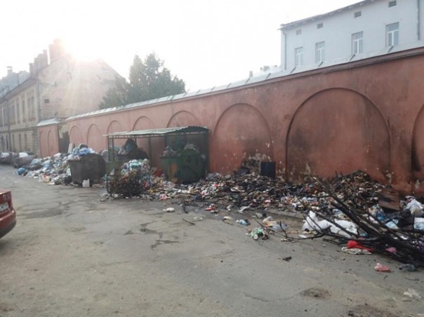 В Европе все так делают: Неизвестные раскидали мусор в центре Львова В Европе все так делают: Неизвестные раскидали мусор в центре Львова