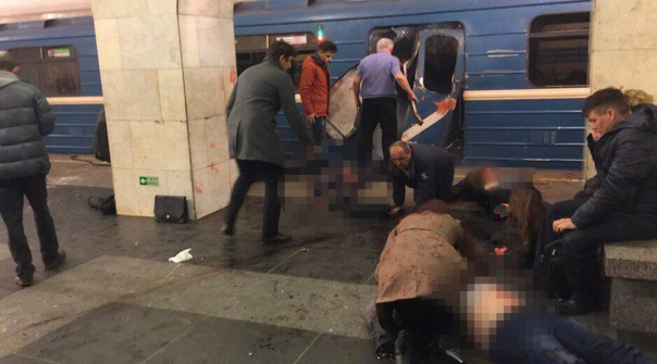 В петербургском метро прогремели два взрыва, есть жертвы (Видео, фото 18+) Прямая трансляция со станции "Сенная площадь"
