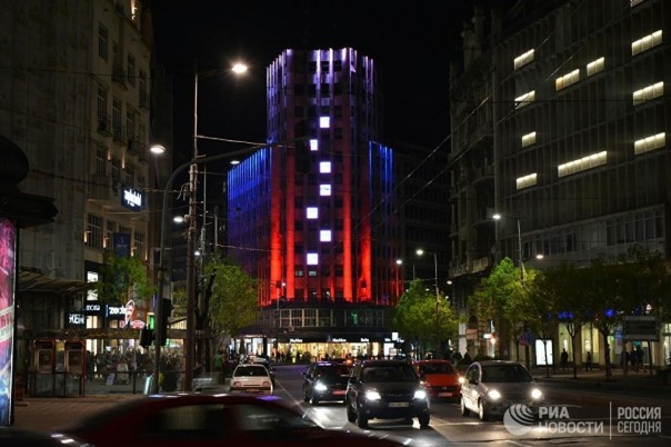 Сербы украсили дворец и мост Белграда в цвета флага России Сербы украсили дворец и мост Белграда в цвета флага России