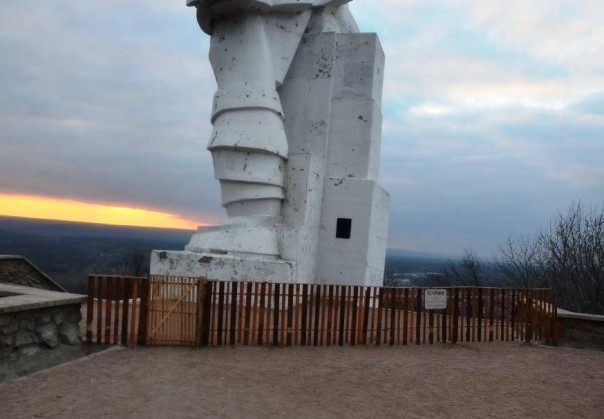 Украинство планирует снести памятник Артему Украинство планирует снести памятник Артему