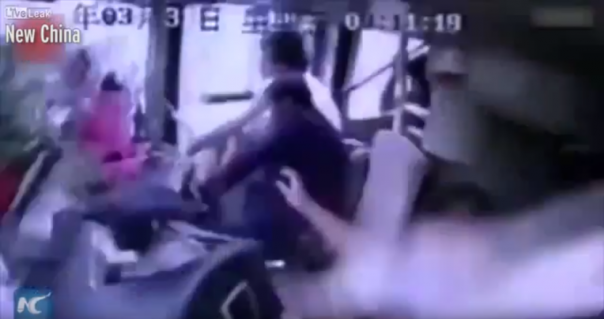 Пассажиров выбросило из салона автобуса в результате страшной аварии (видео) Пассажиров выбросило из салона автобуса в результате страшной аварии (видео)