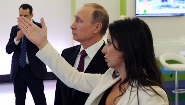 RT спалили по полной - американский сенатор нашла фото Путина с Симоньян